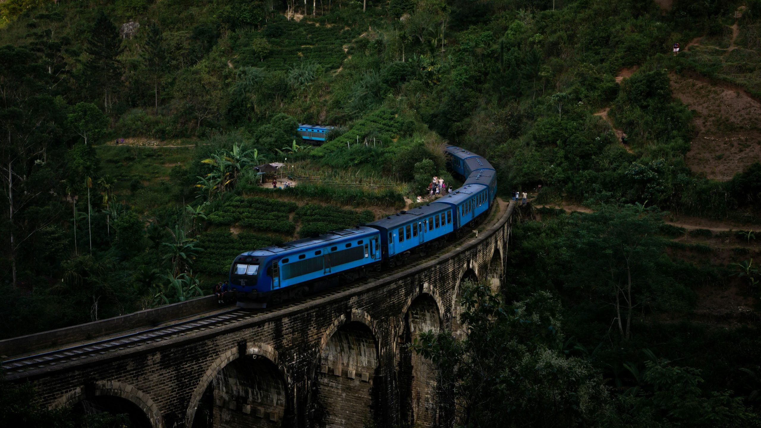 Blue train crossing the Nine Arch Bridge near Ella